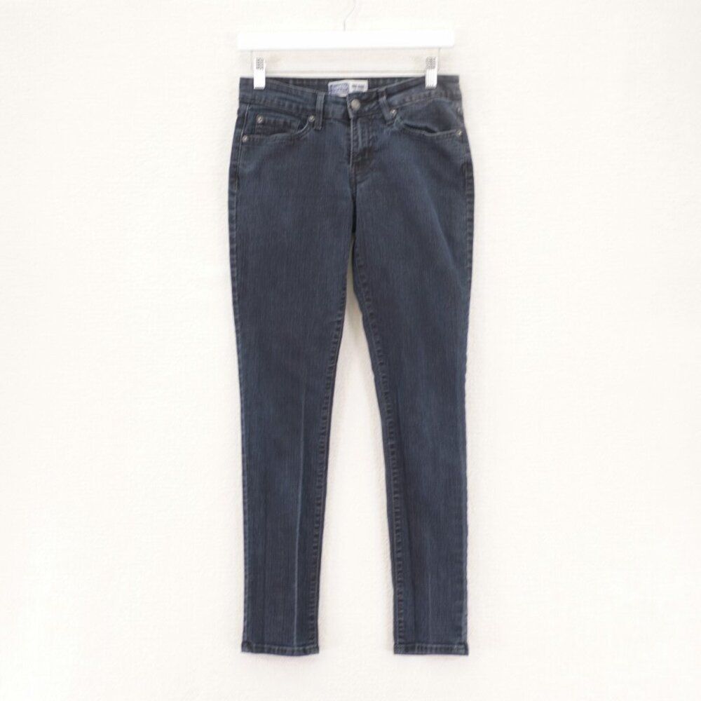 Levi's Signature Mid Rise Skinny Denim‎ Size 4M Blue Jeans 28 / 30 Embroidered
